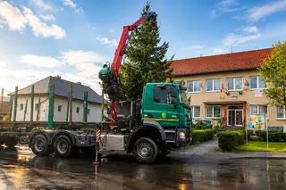 TATRA Phoenix s hydraulickou rukou v obci