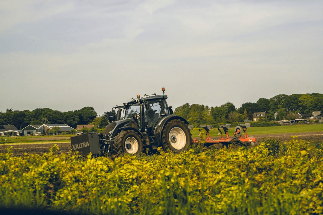 Traktor VALTRA pri lesníckych prácach